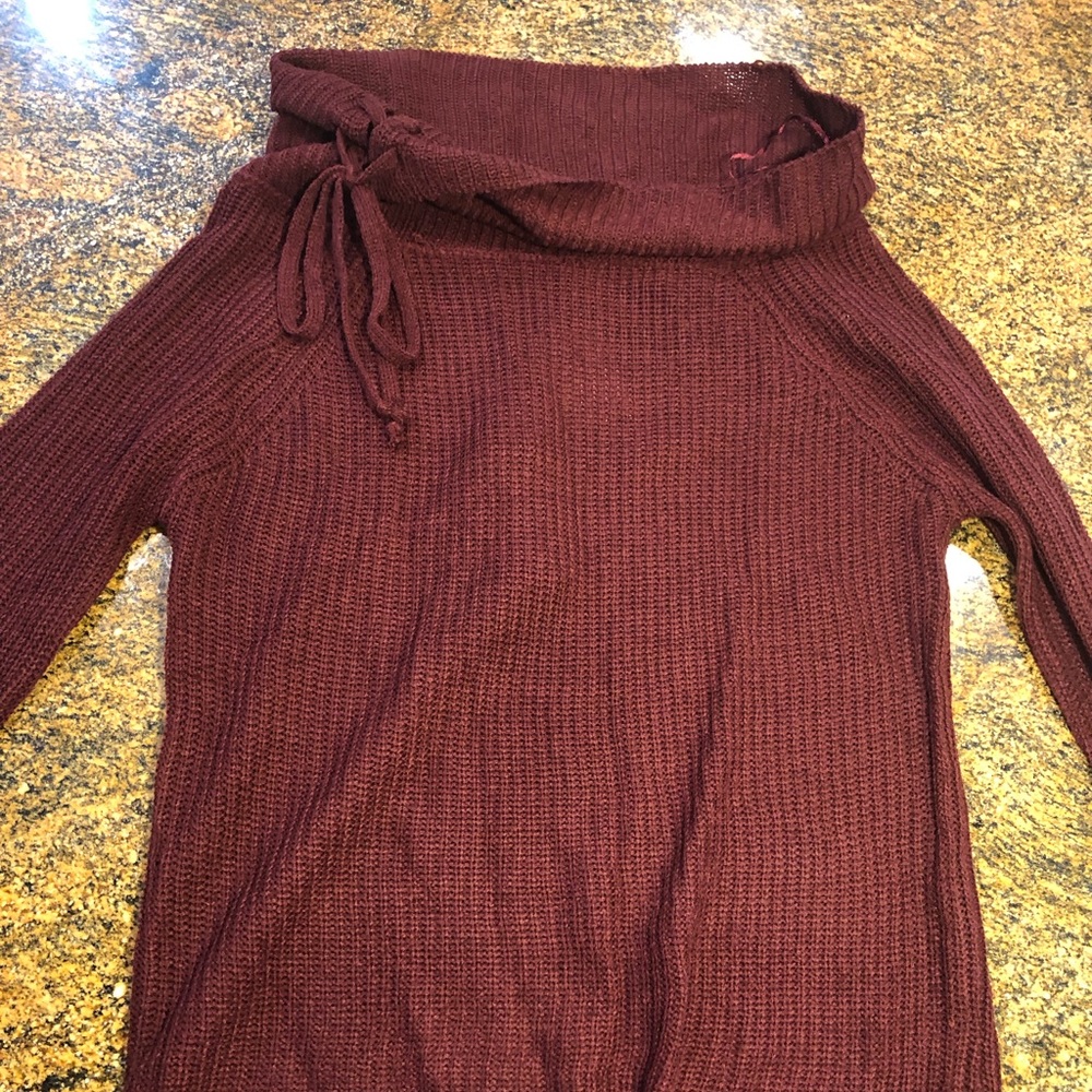 Loose neck sweater with ties